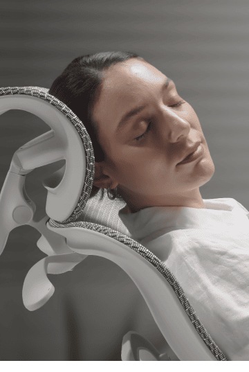 Mujer reclinada en la silla VALK Myla con malla Flextex, sensación de gravedad cero